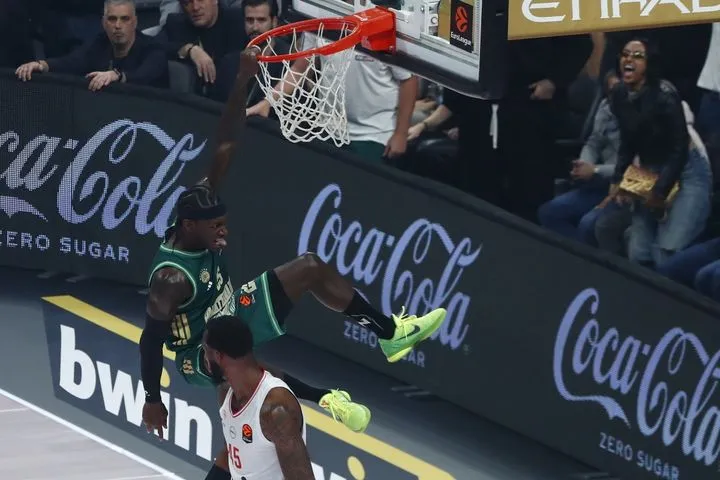 Η EuroLeague γούρλωσε τα μάτια με το ασύλληπτο κάρφωμα του Ναν: Αλμα στον Θεό, πάνω από τον Χολ