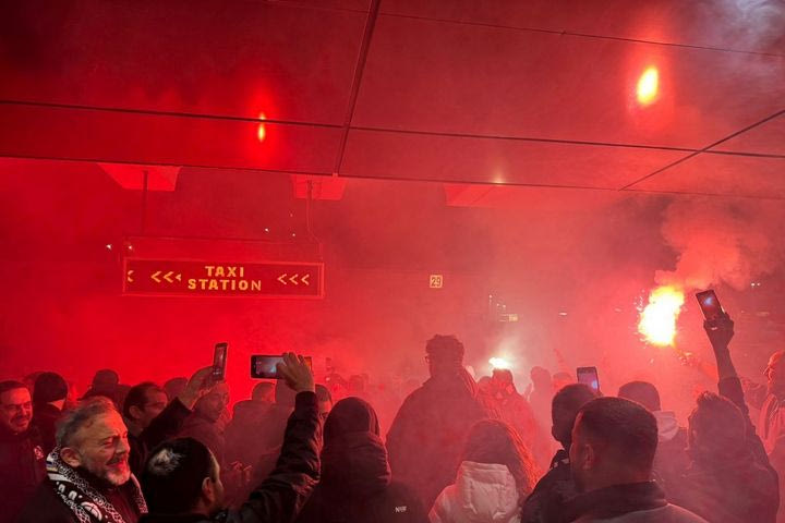 Θρίαμβος ΟΦΗ: Μεταμεσονύκτιο πάρτι στο αεροδρόμιο του Ηρακλείου στην υποδοχή της αποστολής