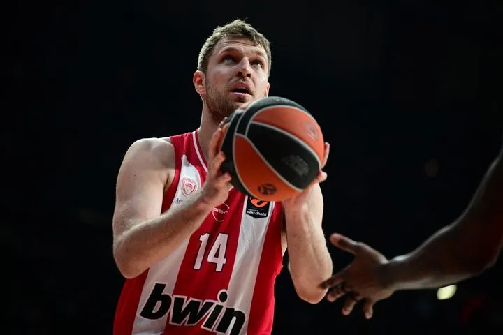 Απίστευτο buzzer beater τρίποντο του Βεζένκοβ, με κρεμασμένο πάνω του τον Χορντ