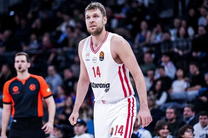 Ο Βεζένκοβ νίκησε στον αέρα τους Ντεσέρ-Οσμάνι και πέτυχε έμμεσο τρίποντο στο Εφές-Ολυμπιακός