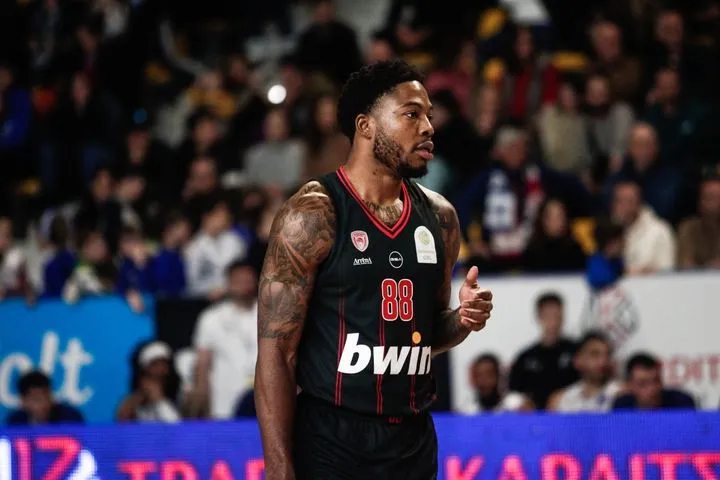 Ο Ταϊρίκ Τζόουνς πίεσε, έκλεψε και κέρδισε το χειροκρότημα του Μπαρτζώκα