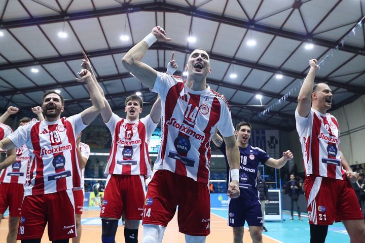 Παναθηναϊκός – Ολυμπιακός: Οι έξαλλοι πανηγυρισμοί των ερυθρολεύκων για την κατάκτηση του Super Cup βόλεϊ ανδρών