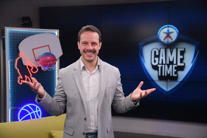 Ο Δημήτρης Μακαλιάς σκίζει το σενάριο και μετατρέπει το GAME TIME σε stand-up show