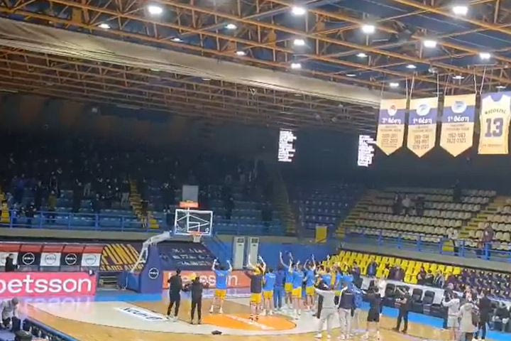 Οι οπαδοί του Περιστερίου Betsson χειροκρότησαν και τραγούδησαν με τους παίκτες μετά την αναβολή του ματς με τη Σαραγόσα