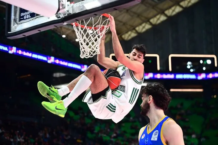 Το βροντερό κάρφωμα του Σαμοντούροβ μετά από ασίστ του Γκραντ στον αγώνα κόντρα στο Περιστέρι Betsson