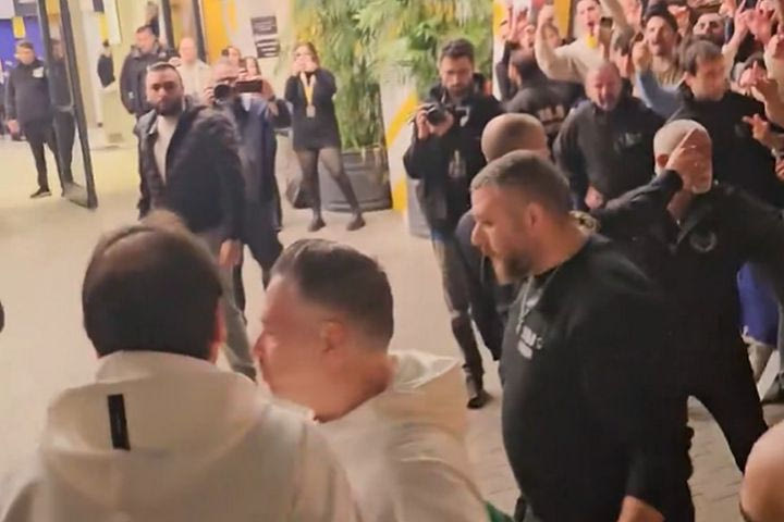 Η ΚΑΕ Παναθηναϊκός κατήγγειλε προπηλακισμό του Εργκίν Αταμάν και των παικτών από οπαδούς της Μακάμπι έξω από το Γιάντ Ελιάου