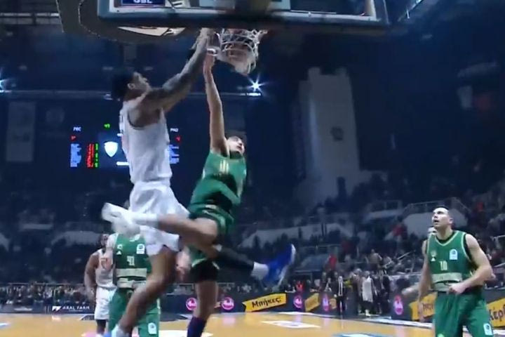 Το εκπληκτικό κάρφωμα του Μέλβιν στον Σαμοντούροβ