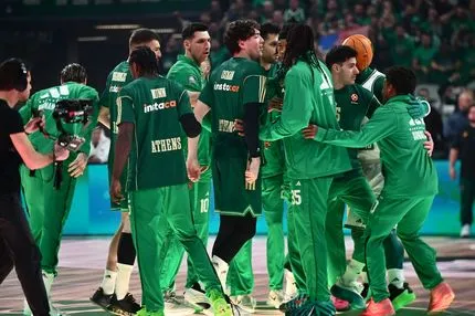 Χαμός κατά την είσοδο του Παναθηναϊκού AKTOR στο Telekom Center Athens για το μεγάλο ντέρμπι