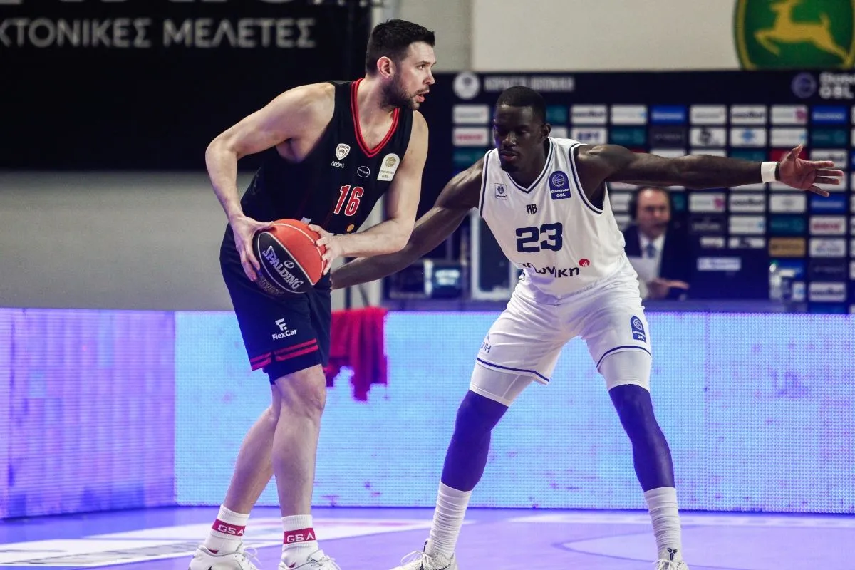 H απίστευτη πάσα του Παπανικολάου χωρίς να βλέπει και ο πανηγυρισμός με τα “κυάλια” στον αγώνα κόντρα στην Καρδίτσα