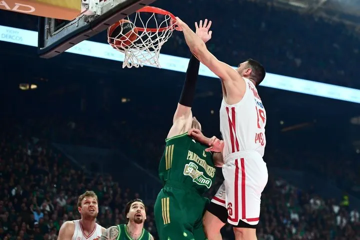 Μυθικό κάρφωμα tomahawk του Παπανικολάου απέναντι στον Παναθηναϊκό AKTOR