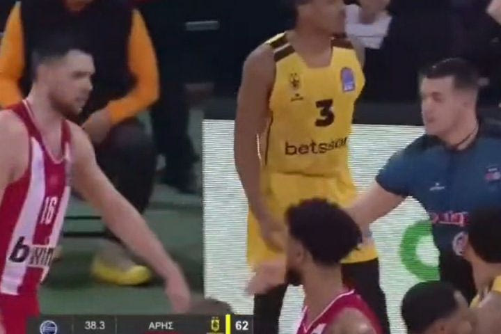 Άρης Betsson – Ολυμπιακός: Το fair play του Παπανικολάου, το “ευχαριστώ” του διαιτητή και το καθολικό χειροκρότημα