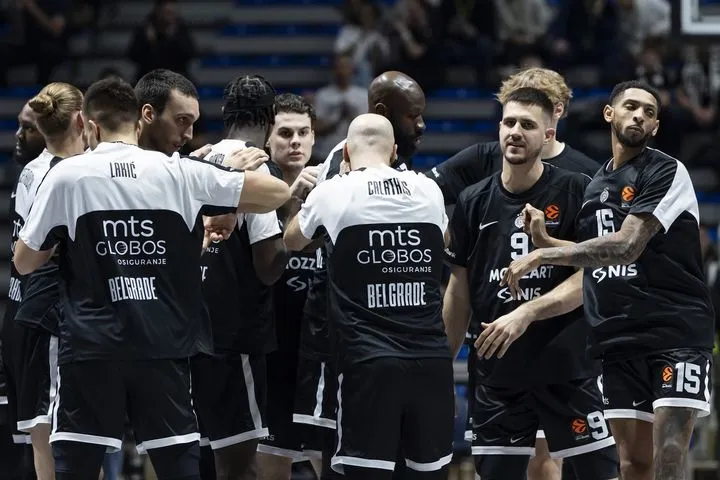 Παρτίζαν – Ολυμπιακός: Ένταση στις εξέδρες της Χάλα Πιονίρ