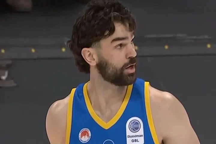 Τρία διαδοχικά τρίποντα από τον Κάριους στον αγώνα κόντρα στον Παναθηναϊκό AKTOR