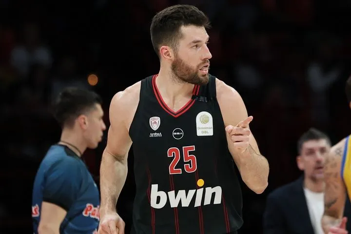 Ολυμπιακός – Περιστέρι Betsson 94-71: Ο Πίτερς άγγιξε την 30άρα και οι ερυθρόλευκοι συνέσιχαν αήττητοι