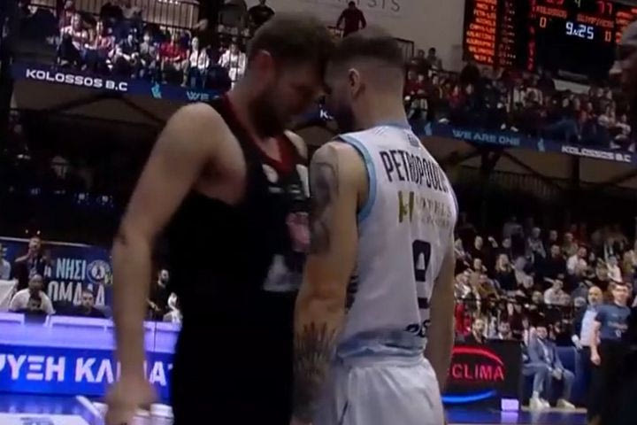 Το VIDEO με το χοντρό επεισόδιο Βεζένκοβ – Πετρόπουλου, που έφερε την αποβολή του φόργουορντ του Ολυμπιακού