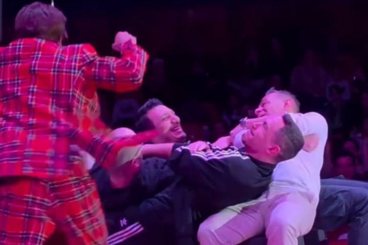 Ο Πετρούνιας πήγε στο τσίρκο και ανέβηκε στη σκηνή εντυπωσιάζοντας με την τούμπα του