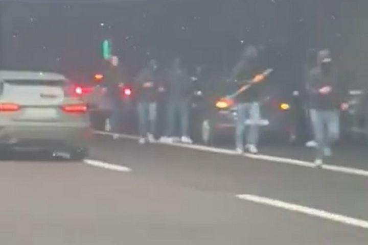 Ρόμα – Φιορεντίνα: Συγκρούσεις και επεισόδια μεταξύ οπαδών των δύο ομάδων στη λωρίδα έκτακτης ανάγκης αυτοκινιτοδρόμου