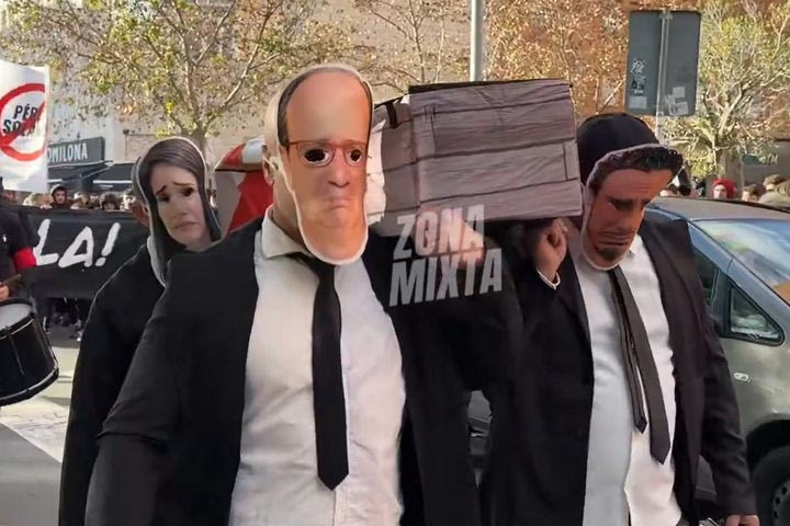 Σεβίλλη: Οι οπαδοί διαμαρτυρήθηκαν για την πορεία της ομάδας, φορώντας μάσκες και κουβαλώντας φέρετρο έξω από τα γραφεία του κλαμπ