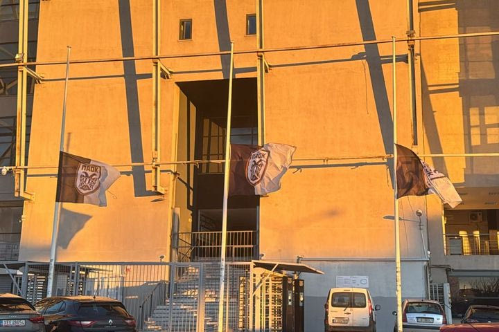Οπαδοί ΠΑΟΚ, τροχαίο Ρουμανία: Μεσίστιες κυματίζουν οι σημαίες στην Τούμπα