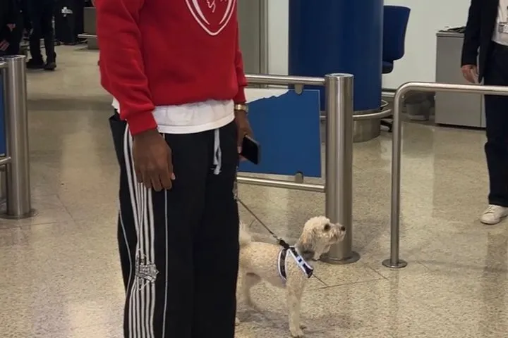 Ο Ταϊρίκ Τζόουνς ήρθε στην Ελλάδα με τον σκύλο του: Γιατί του έδωσε το όνομα “Τανκ”