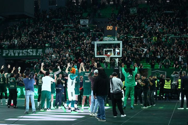 Παναθηναϊκός AKTOR: Oι φίλοι των πρασίνων γιόρτασαν με τους παίκτες και φώναξαν σύνθημα για κατάκτηση της EuroLeague