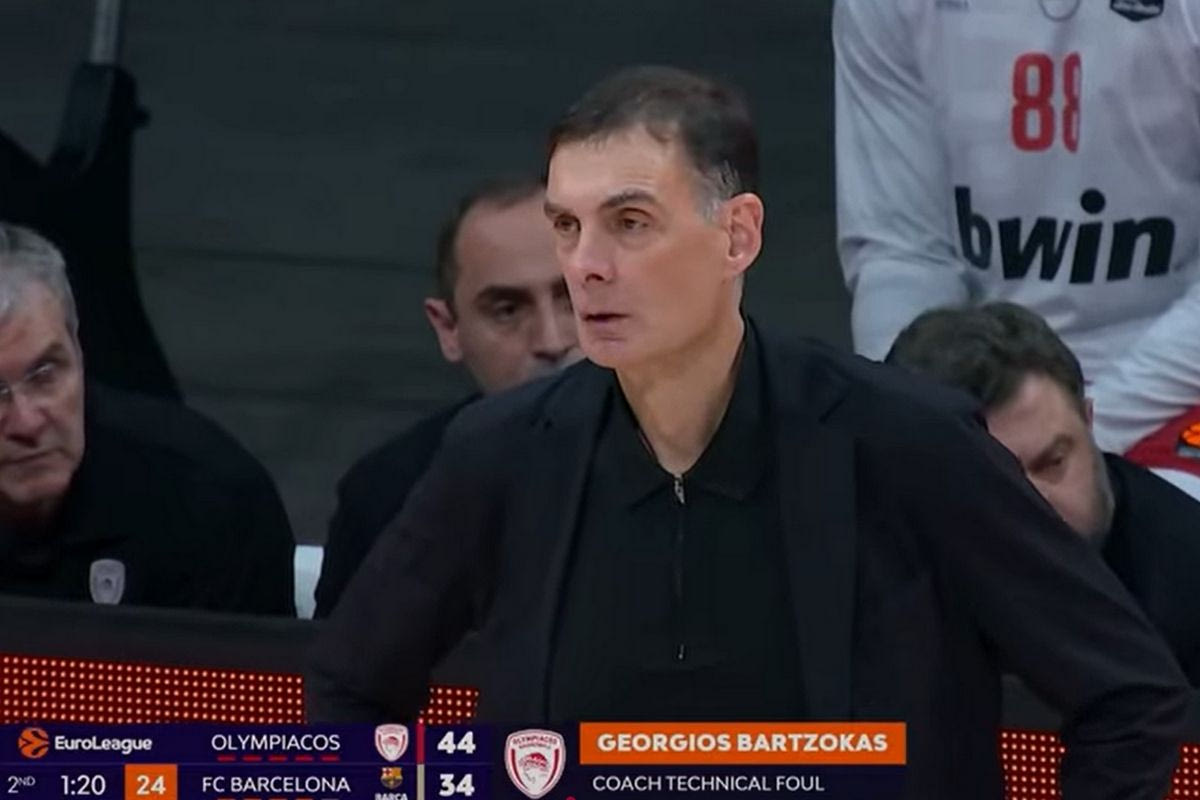 Ο Γιώργος Μπαρτζώκας δέχθηκε τεχνική ποινή για μαζεμένες διαμαρτυρίες λίγο πριν το ημίχρονο του Ολυμπιακός – Μπαρτσελόνα