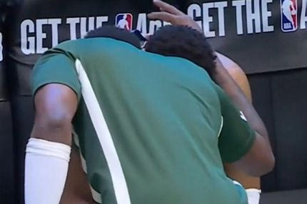 Αδερφική αγκαλιά: Ο Θανάσης προσπάθησε να παρηγορήσει τον Γιάννη μετά τον τραυματισμό του και να τον ανεβάσει ψυχολογικά