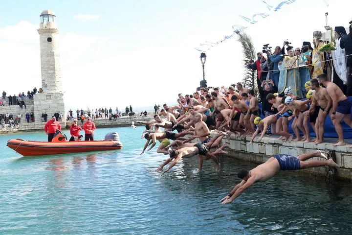 Θεοφάνεια 2026: Τι συμβαίνει στο σώμα σου όταν βουτήξεις στο παγωμένο νερό της θάλασσας