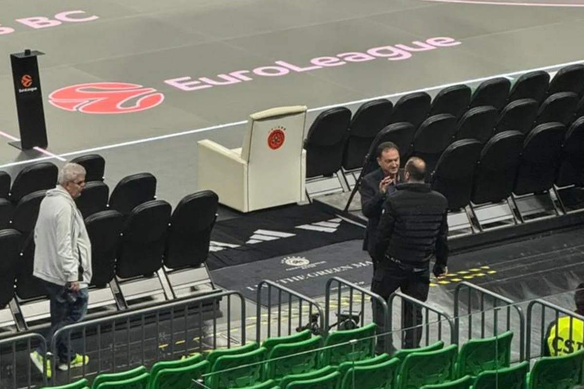 Παναθηναϊκός – Ολυμπιακός: Τοποθετήθηκε στο Telekom Center Athens η θέση του Δημήτρη Γιαννακόπουλου