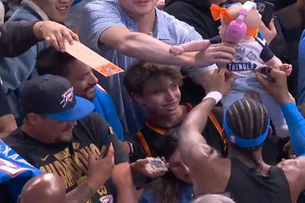 Υπέγραψε και σε μωρό ο Γκίλτζιους-Αλεξάντερ μετά τη νίκη επί των Σπερς