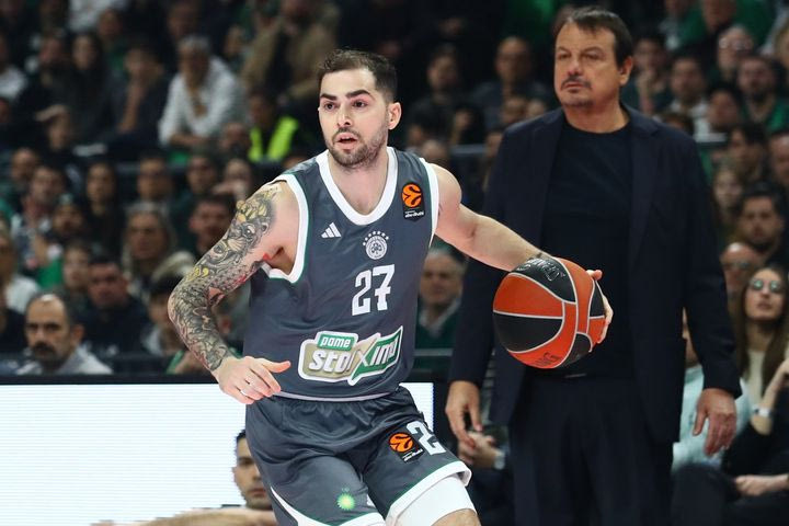 Ο Τολιόπουλος καταχειροκροτήθηκε από τους φίλους του Παναθηναϊκού AKTOR όταν έγινε αλλαγή