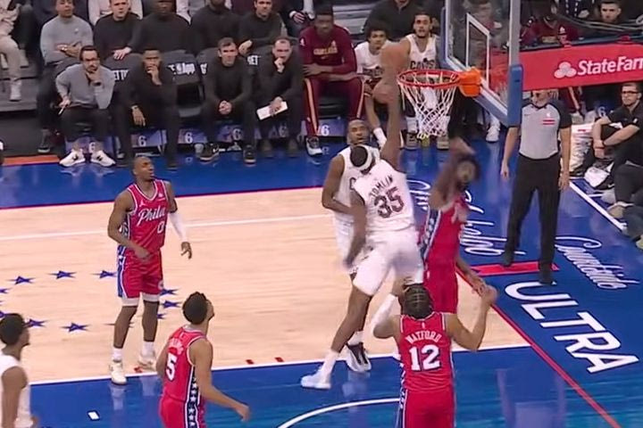 NBA: Ο Τόμλιν πέταξε πάνω από τον Εμπίντ και βρέθηκε στην κορυφή του Top-10
