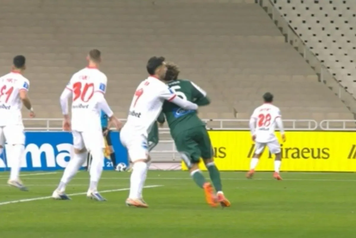 Ο Παναθηναϊκός κέρδισε πέναλτι μέσω VAR για κράτημα στον Τουμπά και ο Τζούρισιτς σκόραρε με δεύτερη προσπάθεια