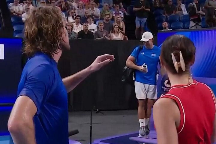 Στέφανος Τσιτσιπάς προς τον πατέρα του: “Μπορείς να φύγεις, νιώθω ότι θέλει εκείνος να δώσει συνέντευξη”