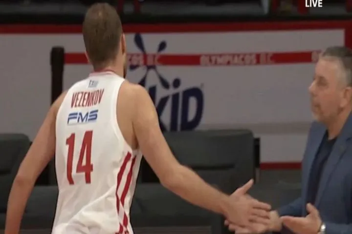 Όμορφες στιγμές στον αθλητισμό: O Σάσα Βεζένκοβ έδωσε το χέρι του στον Ηλία Παπαθεοδώρου