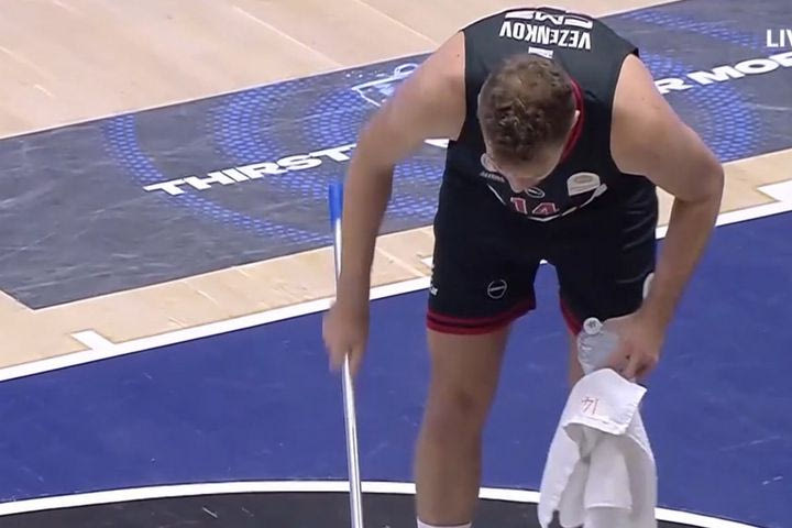 Όμορφο στιγμιότυπο από το Κολοσσός – Ολυμπιακός, ο Βέζενκοβ έπιασε την σκούπα και καθάρισε το παρκέ