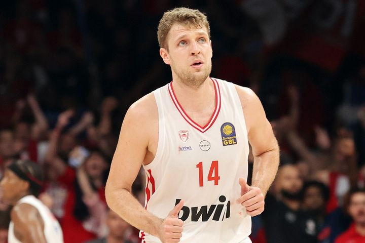 Σάσα Βεζένκοβ: Τότε θα εκτίσει την ποινή μίας αγωνιστικής που του επιβλήθηκε ο φόργουορντ του Ολυμπιακού