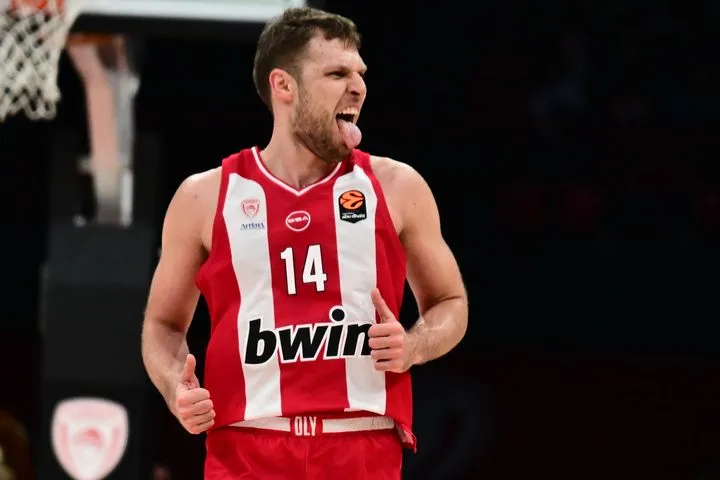 Ολυμπιακός – Μακάμπι: Η κλάση του Βεζένκοβ, οι 32 πόντοι που πρόσφερε ο Φουρνιέ και το “ερυθρόλευκο” 10λεπτο μαγείας