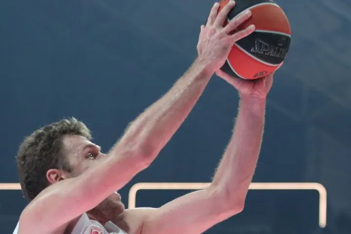 Παναθηναϊκος AKTOR – Ολυμπιακός: Τρομερό κάρφωμα του Βεζένκοβ μπροστά στον Μήτογλου