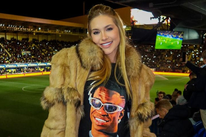 Ρεάλ: Η σύντροφος του Βινίσιους στις κερκίδες του “Θεράμικα” με μπλουζάκι αφιερωμένο σε εκείνον