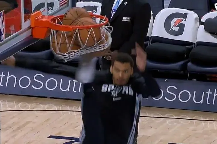 Καταργεί τη φυσική: Ο Βικτόρ Γουεμπανιαμά κλώτσησε τις μπάλες που είχαν κολλήσει στο καλάθι