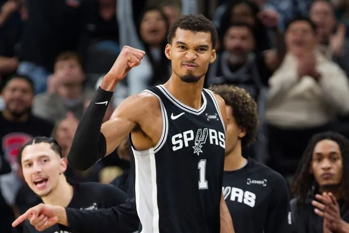 Σπερς – Νικς 134-132: Ματσάρα στο Σαν Αντόνιο με τον Σαμπανί να κάνει ρεκόρ τριπόντων