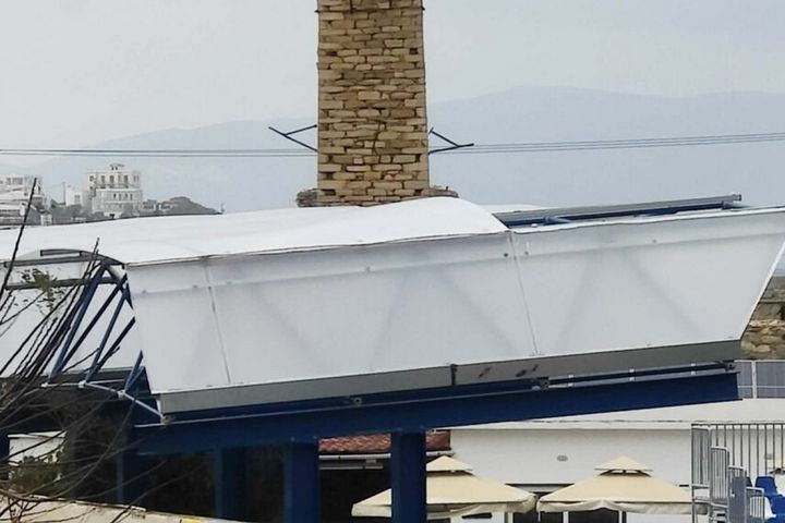 Αποκολλήθηκε μέρος του στεγάστρου στο γήπεδο της Ερμούπολης λόγω του δυνατού αέρα