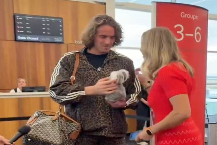 Στέφανος Τσιτσιπάς: Εντυπωσίασε με το animal print σύνολό του κατα την άφιξη του στην Αδελαΐδα