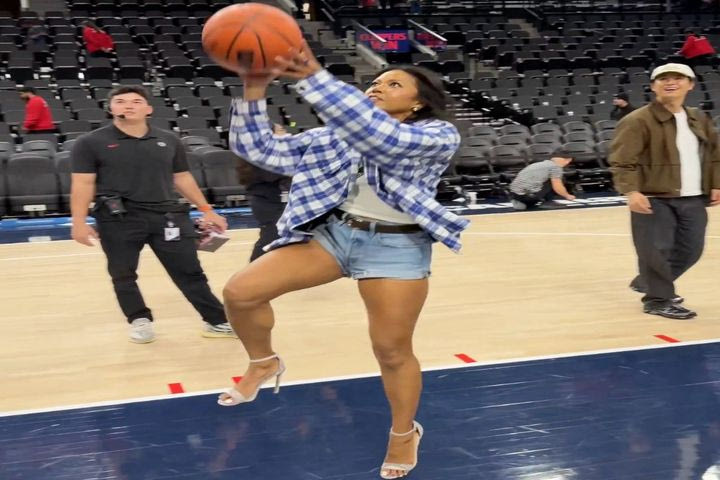 NBA: Η τραγουδίστρια Αμερί Ρότζερς έκανε σουτάκια με ψηλοτάκουνα και έγινε viral