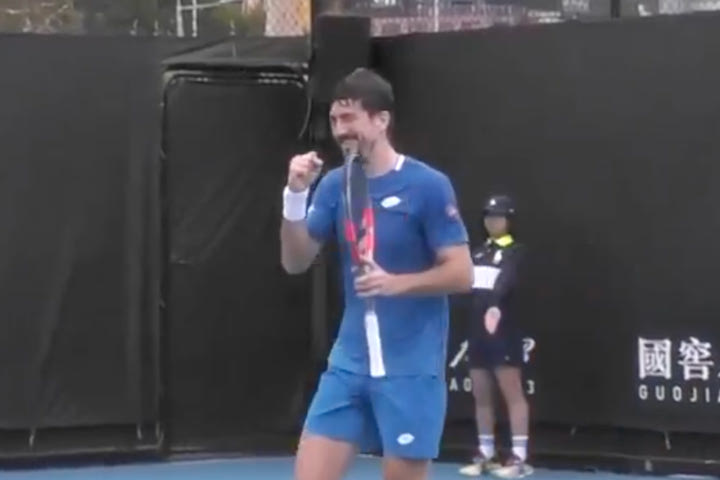 Το πιο άβολο σκηνικό με τενίστα που νόμιζε ότι κέρδισε, πανηγύρισε πρόωρα και τελικά είχε χάσει