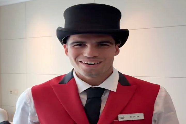 Κάρλος Αλκαράθ: Άφησε τη ρακέτα, ντύθηκε γκρουμ και κουβάλησε βαλίτσες σε ξενοδοχείο της Μελβούρνης