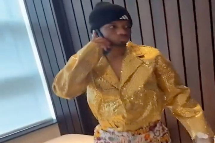 Μάντσεστερ Γιουνάιτεντ: Γιατί ο Αμάντ Ντιαλό εμφανίστηκε με χρυσό σακάκι και φλοράλ παντελόνι