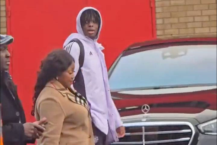 Η μαμά του Πάτρικ Ντόργκου “τον έβαλε στη θέση του” και έγινε η νέα αγαπημένη των οπαδών της Μάντσεστερ Γιουνάιτεντ