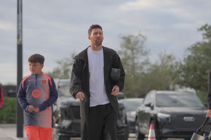 Η εικόνα που συγκίνησε: Ο γιος του Μέσι φόρεσε φανέλα της Μπαρτσελόνα στο γήπεδο της Ίντερ Μαϊάμι